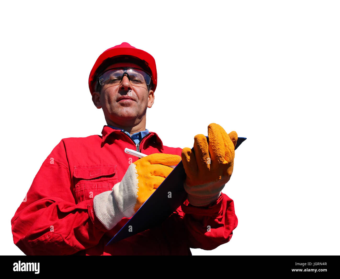 Arbeiter tragen rote Overalls und Bauarbeiterhelm, schreiben in Zwischenablage neben Rohrleitungen, isoliert auf weiss. Stockfoto