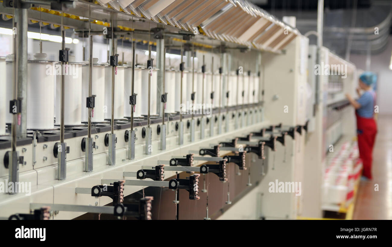 Reihe von automatisierten Maschinen zur Garnherstellung. Garn Faden in der Maschine. Stockfoto