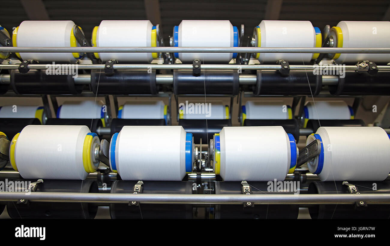 Textilen Flächenherstellung Maschinen in Arbeit. Stockfoto