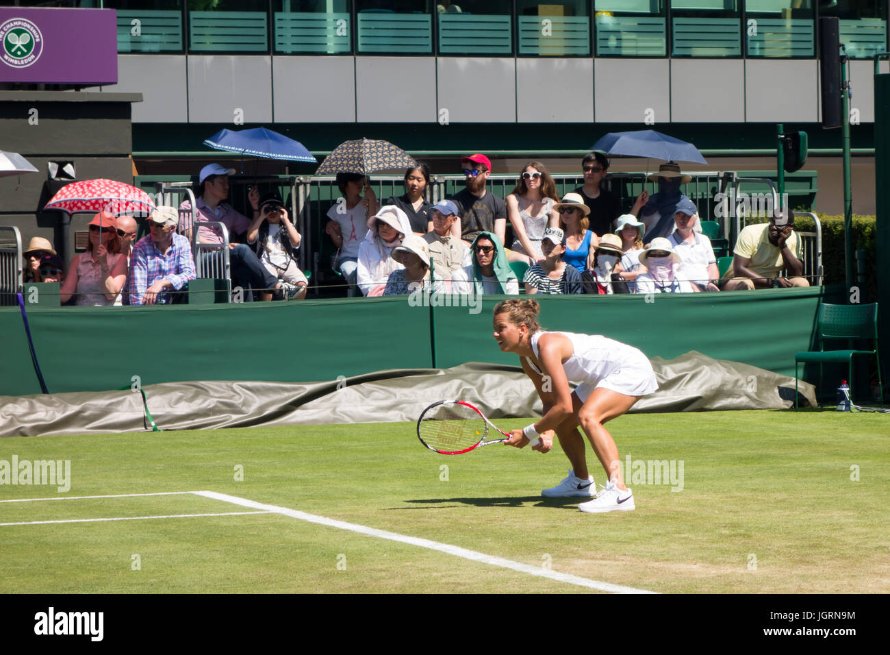LONDON - 5. Juli 2017: Barbora Strycova Verwendungen ihrer Tennis dienen Rückkehr gegen Naomi Osaka am Tag 3 der Wimbledon 2017. Stockfoto