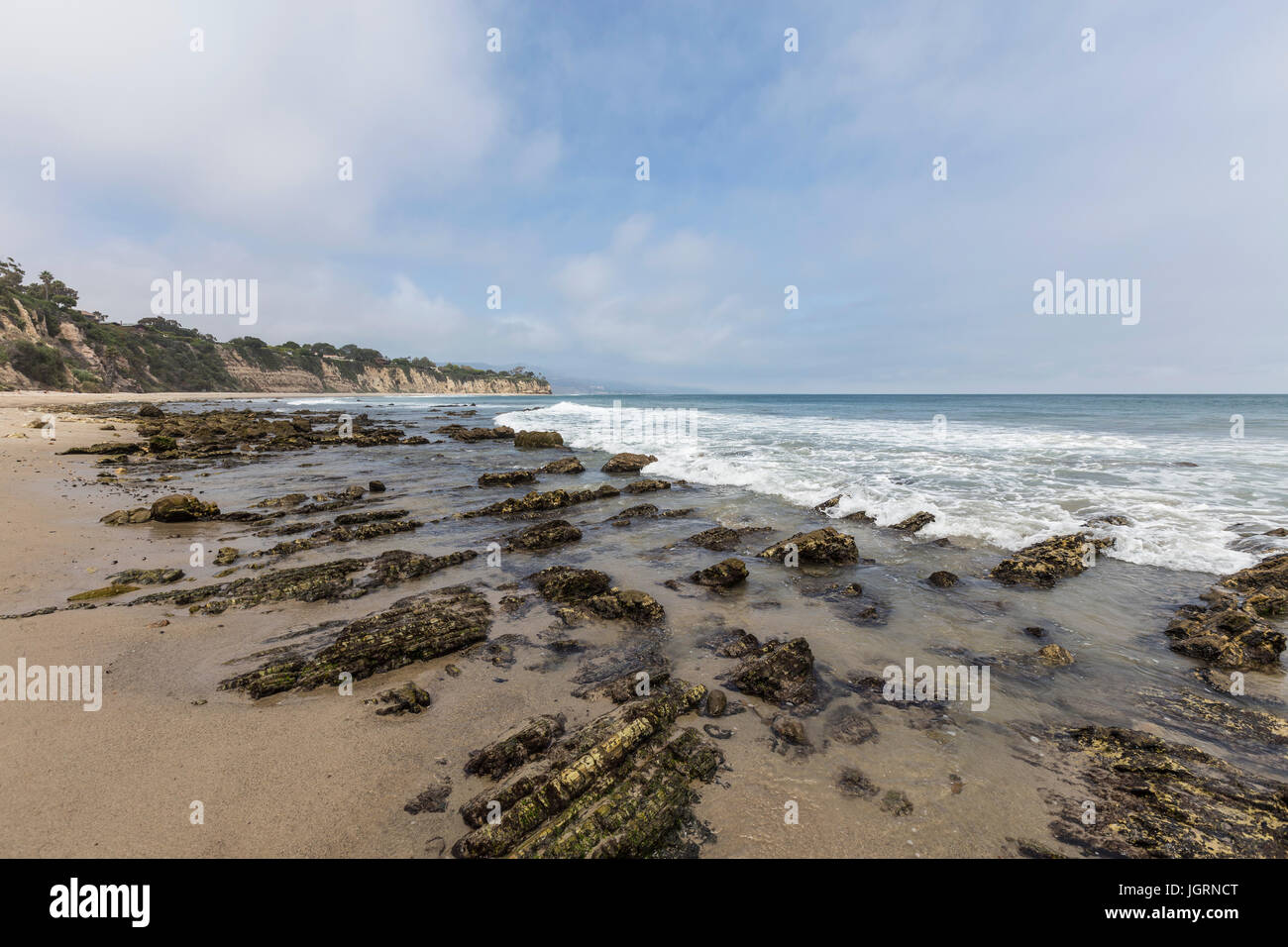 Gezeitenbecken am einsamen Dume Cove Beach in Malibu, Kalifornien. Stockfoto