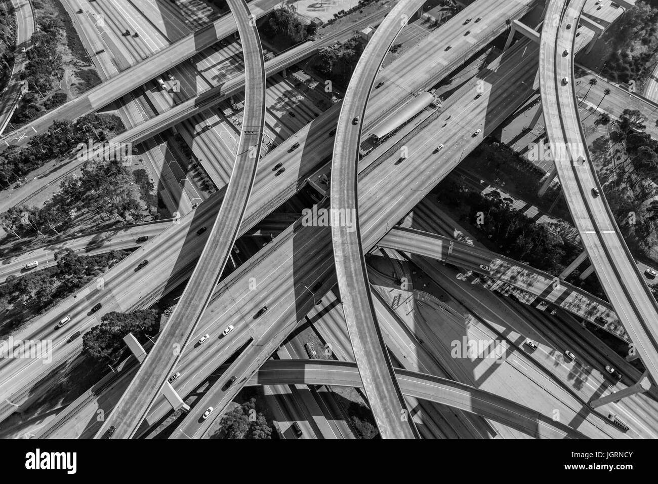 Hafen 110 und Jahrhundert 105 Autobahn Austausch Antenne südlich der Innenstadt von Los Angeles in schwarz und weiß. Stockfoto