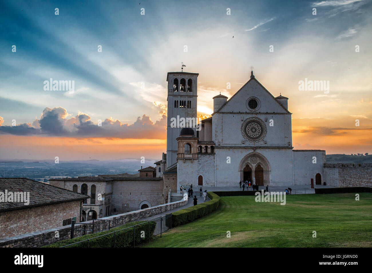 Assisi, Perugia, Umbrien. Die Kirche des St. Franziskus von Assisi mit der schönen umbrischen Landschaft bei Sonnenuntergang. Im Inneren des Körpers des Heiligen Stockfoto