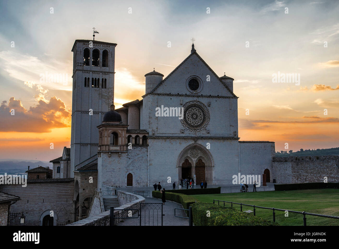 Assisi, Perugia Umbrien. Kirche des Heiligen Franziskus von Assisi mit schönen Sonnenuntergang Farben und großen Wolken. Die Kirche wird durch den Körper des Heiligen bewacht. Stockfoto