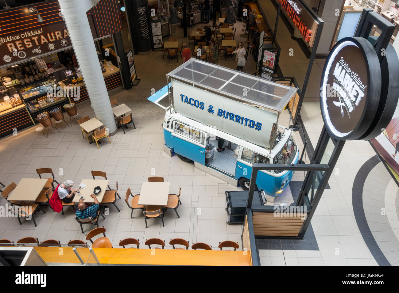 Ein umgebauter VW-Wohnwagen, der Tacos und Burritos im Toronto Eaton Centre Food Court, einem bekannten kanadischen Einkaufszentrum und Einkaufszentrum, verkauft Stockfoto