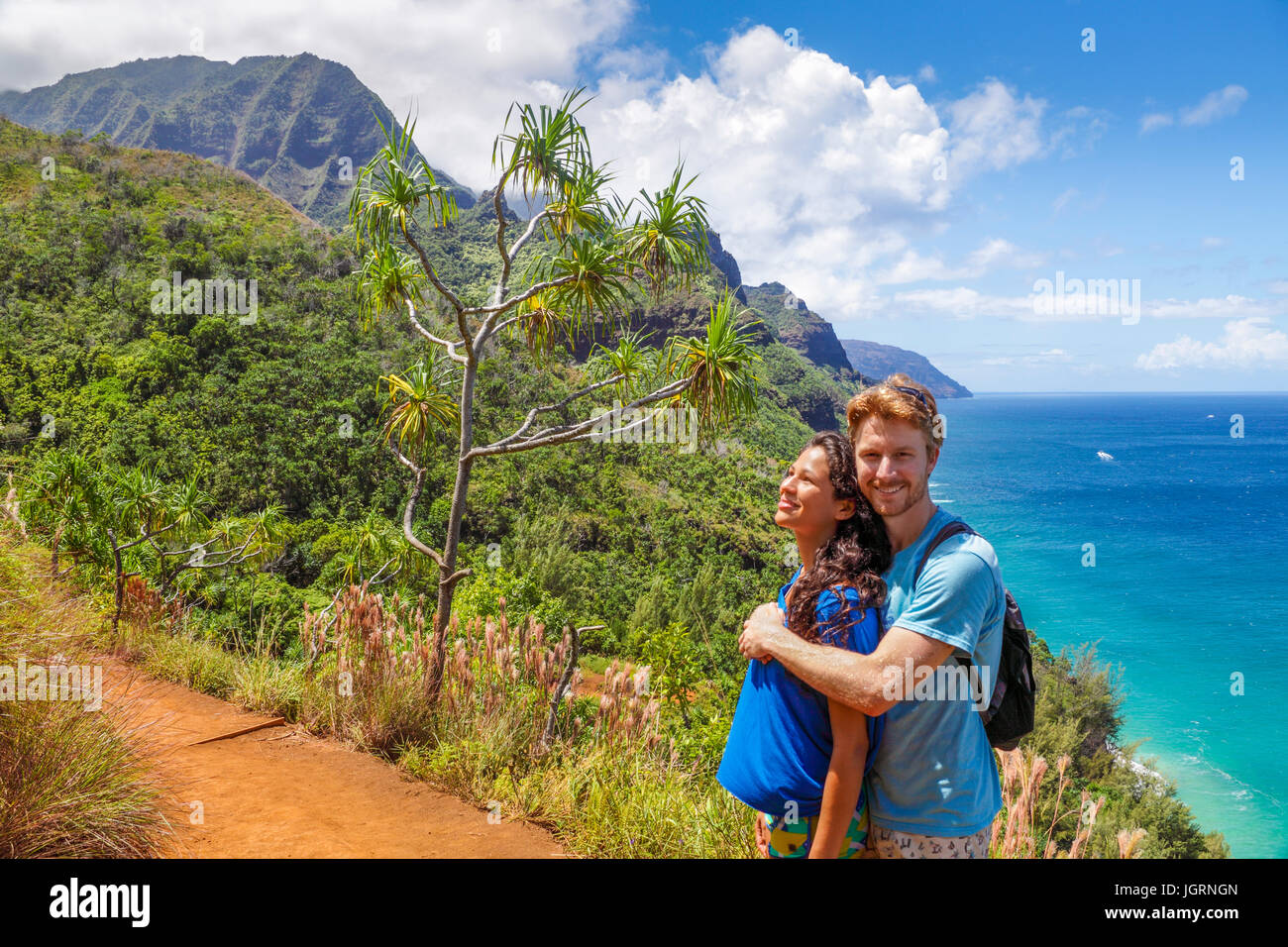 Brautpaar auf Wanderung auf dem Kalalau Trail auf Kauai zu stoppen, um die Aussicht zu genießen Stockfoto