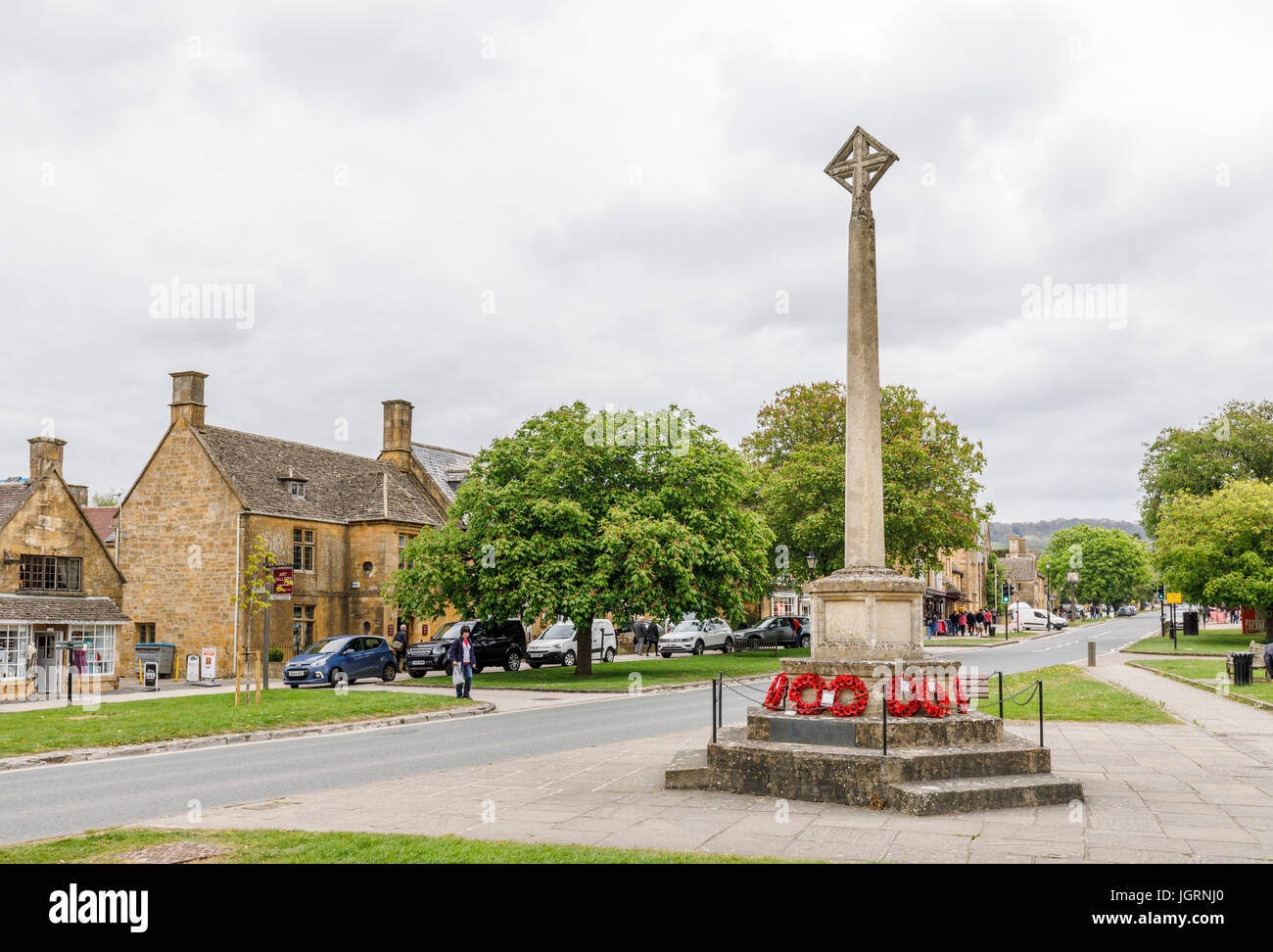 Straßenszene: Kriegerdenkmal mit roten Mohn Kränze, High Street, Broadway, Worcestershire, ein schönes Dorf in den Cotswolds, Südwest-England Stockfoto