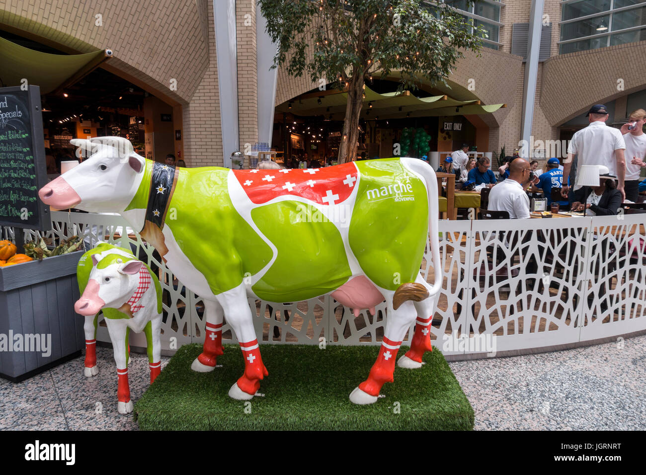 Eine bunte Kuh und Kalb am Eingang des März Mövenpick Restaurant in Brookfield Place befindet sich in der Innenstadt von Toronto Kanada Stockfoto