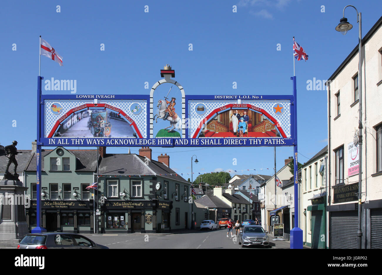 Ein Orange-Bogen in Dormore County Down als Vorbereitungen für das jährliche "Zwölften Juli" Gedenkfeiern anlässlich der Schlacht am Boyne in Gang kommen. Stockfoto