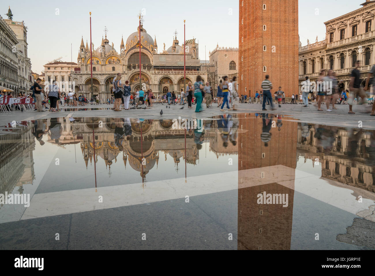 Venedig, Italien - 1. Juli 2016: Touristen in San Marco Platz vor Markusdom in Venedig als Wasser Wasser Risesin den Platz. Stockfoto