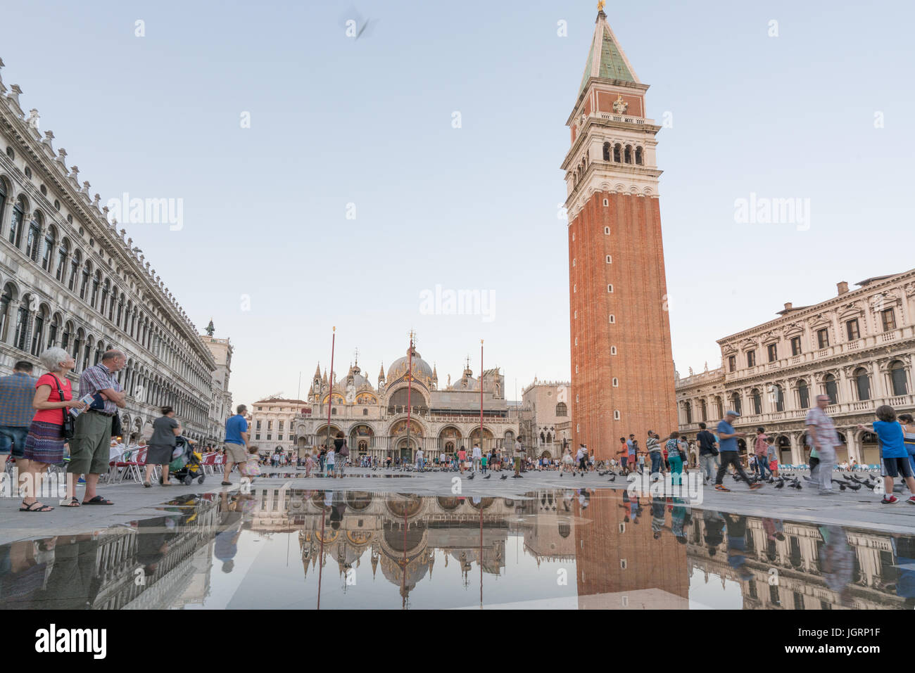 Venedig, Italien - 1. Juli 2016: Touristen in San Marco Platz vor Markusdom in Venedig als Wasser Wasser Risesin den Platz. Stockfoto