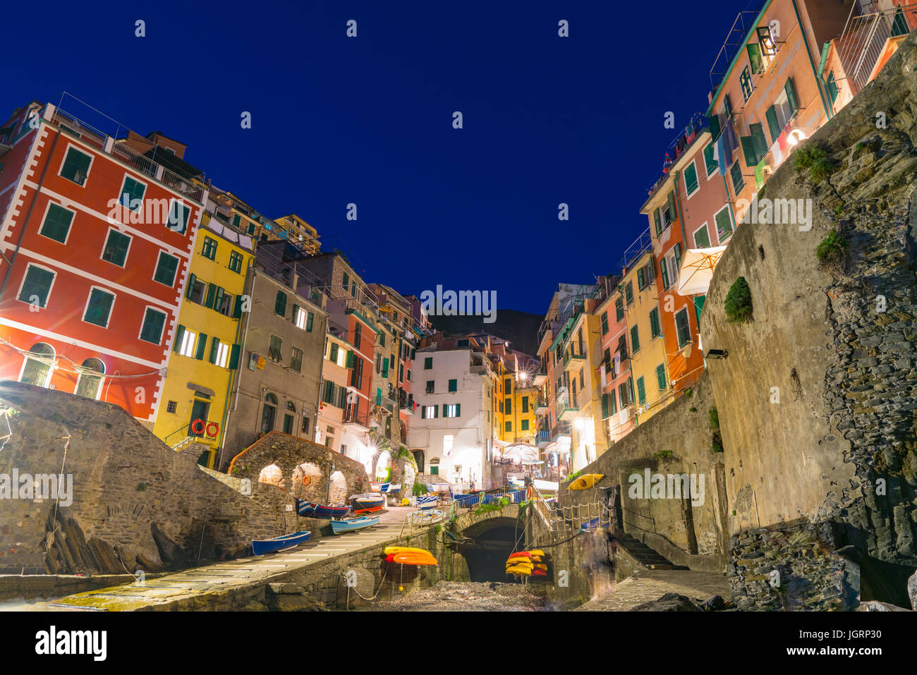 Riomaggiore ist eines der fünf Dörfer entlang der Cinque Terre in Italien Stockfoto