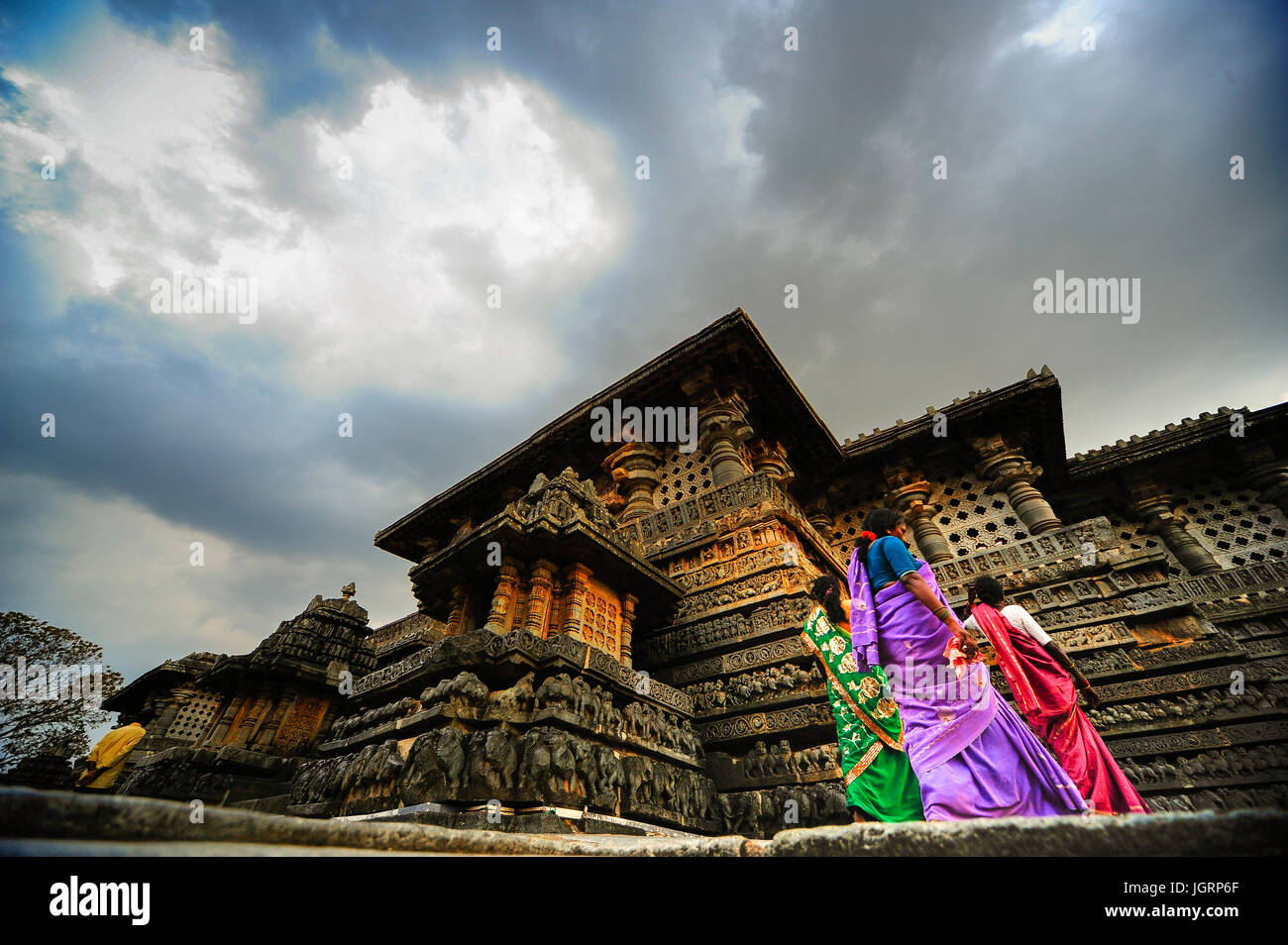 Indische Besucher Hoysaleswara Tempel, Dorasamudra, Karnataka, Indien Stockfoto