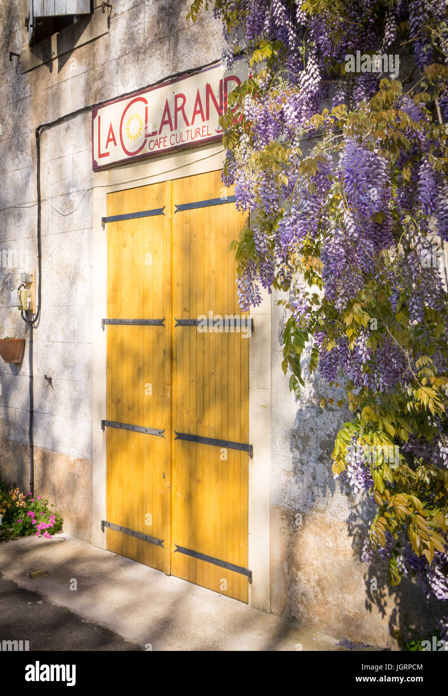 Eine typisch französische Tür in einem geschlossenen café Stockfoto