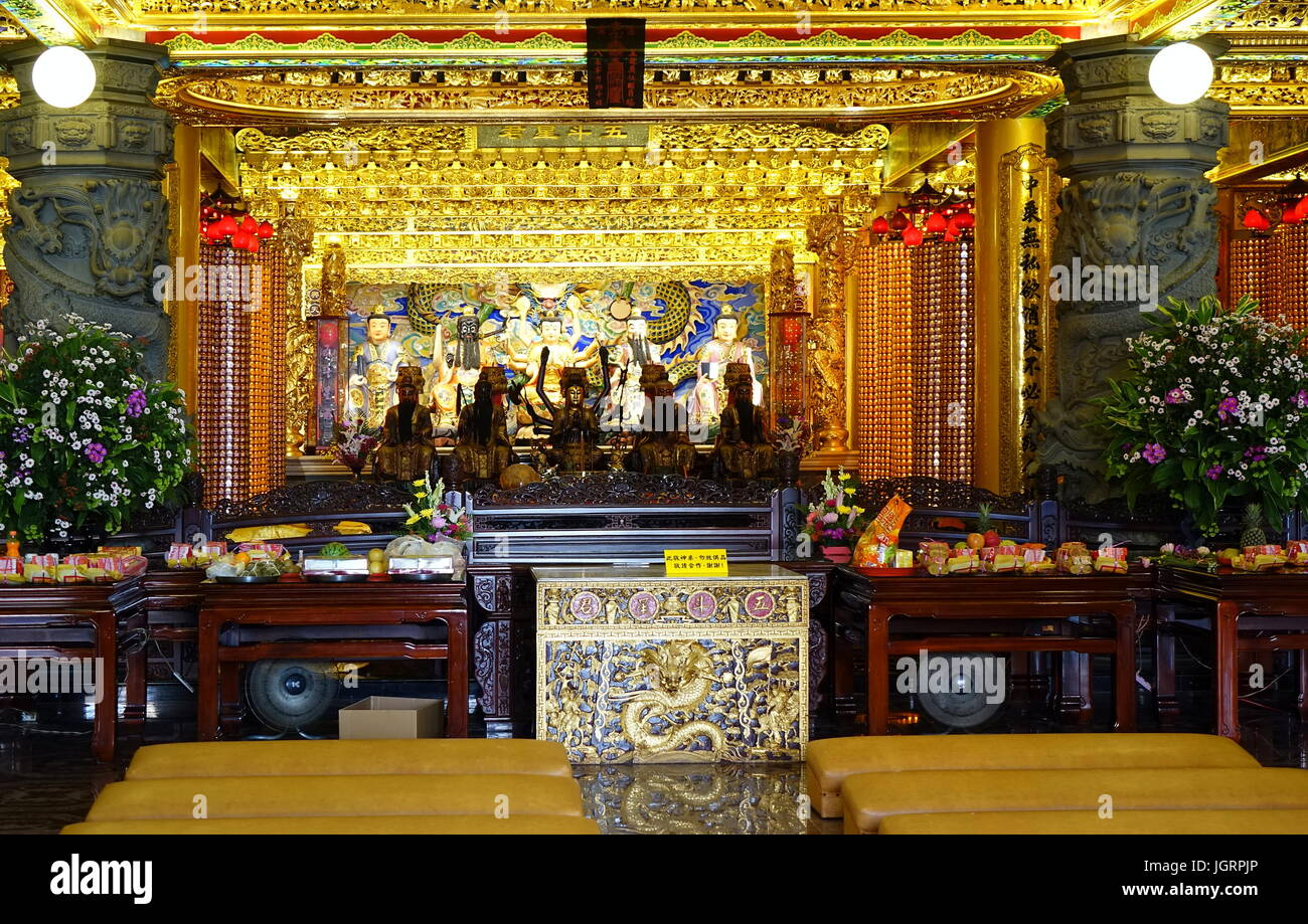 KAOHSIUNG, TAIWAN--10. Juni 2017: ein Blick auf den Innenraum und Altar der Erde Gottes Tempel in Fengshan Bezirk. Stockfoto