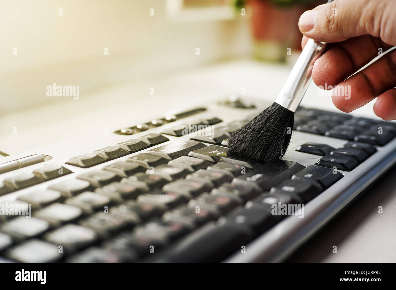 Tastatur von Staub durch schwarzen Pinsel reinigen. Reinigungskonzept.  Büroreinigung Stockfotografie - Alamy