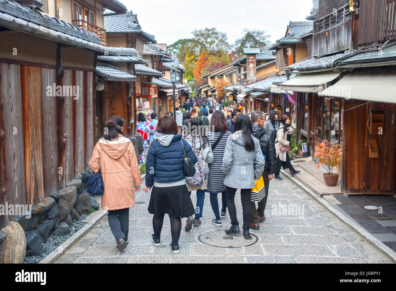 kyoto-japan-touristen-zu-fu-auf-einer-stra-e-im-stadtteil-gion