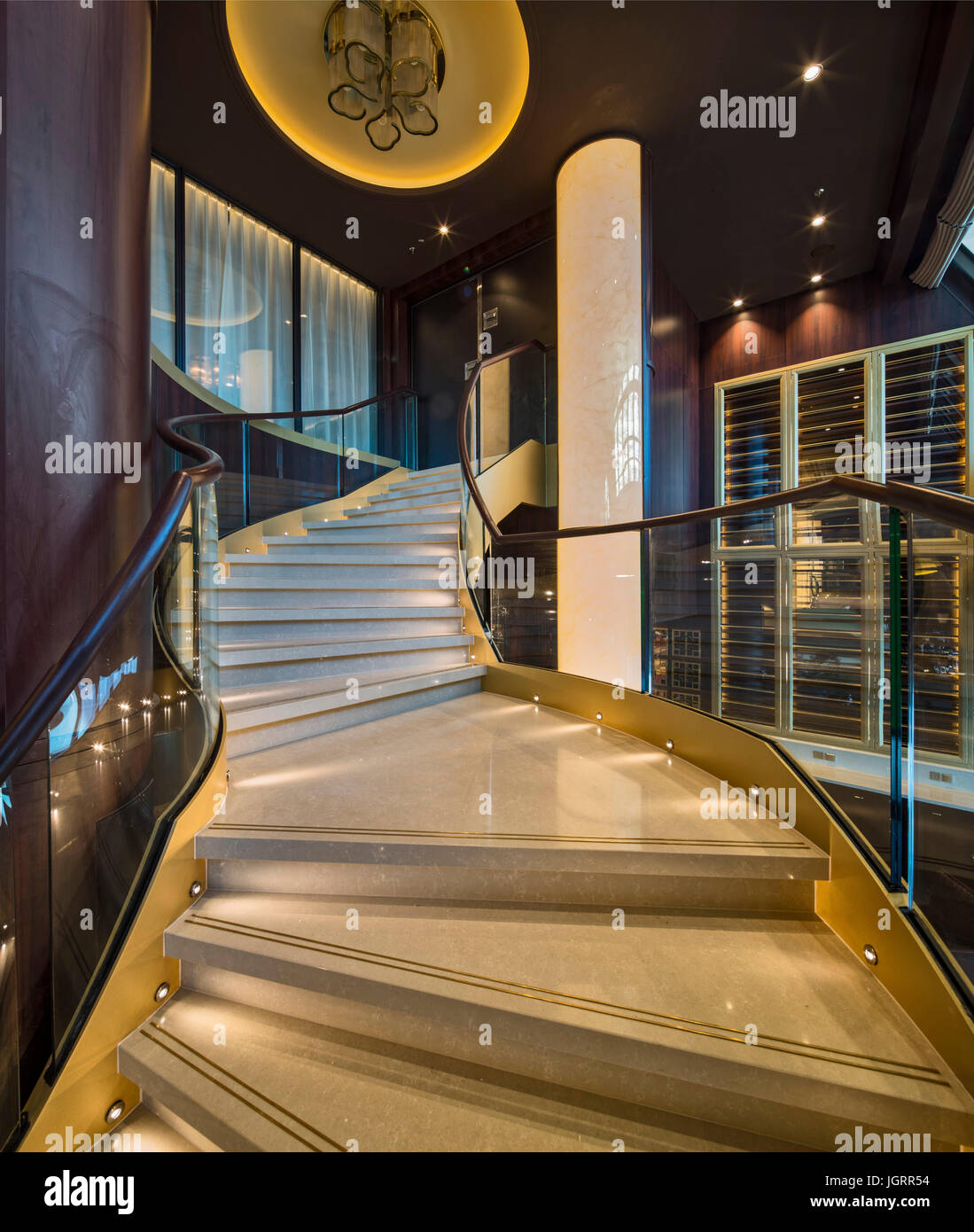 Ballsaal Treppe. Genting Traum Kreuzfahrt Schiff, NA, China. Architekt: SMC Design, 2016. Stockfoto