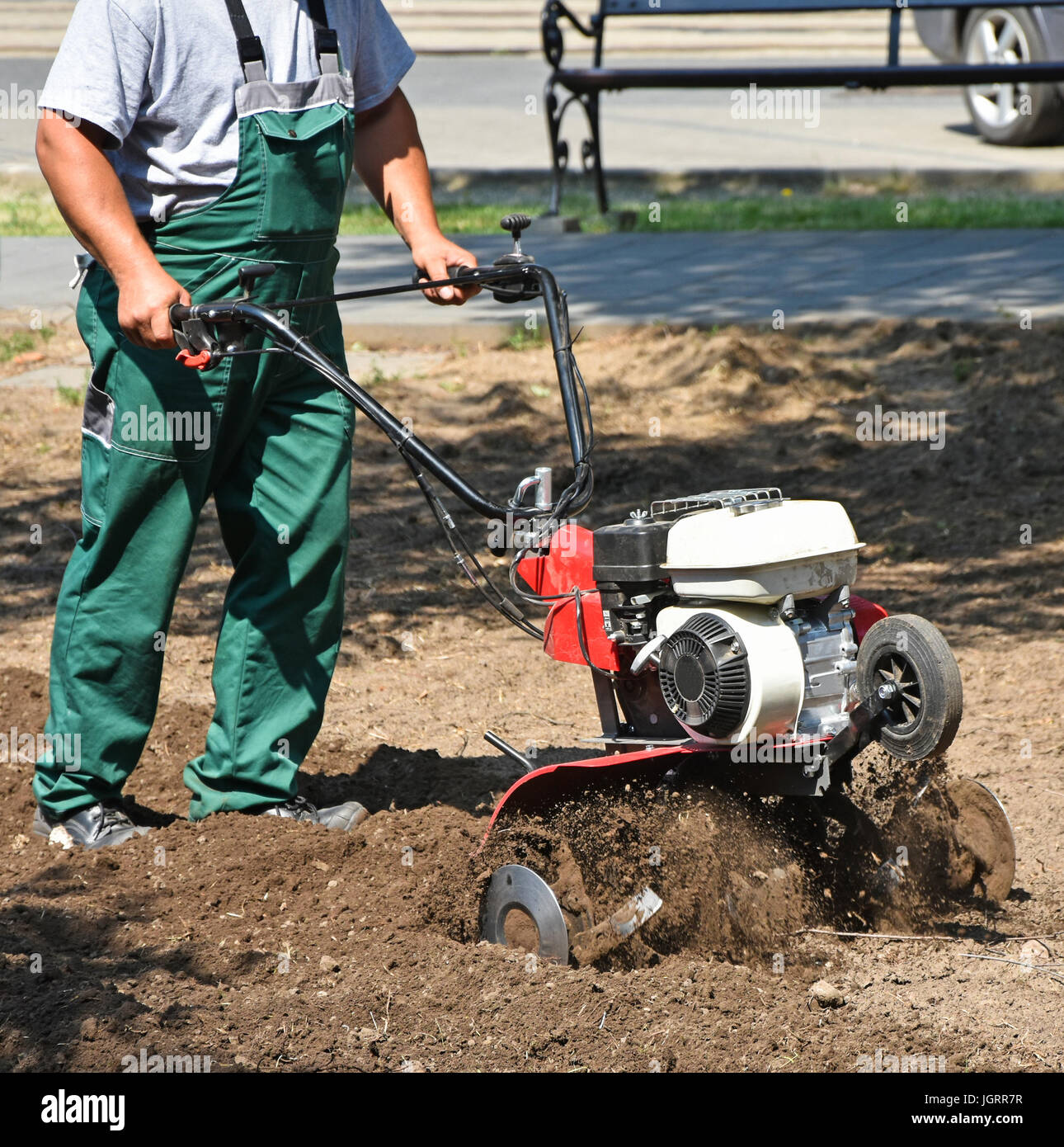 Gärtner arbeitet mit einer Fräse Maschinen Stockfotografie Alamy