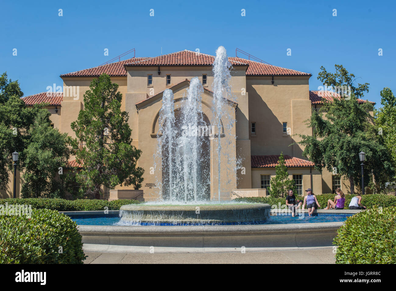 Eingang zum Campus der Stanford Universität vom Hof. Stanford University gehört zu den weltweit führenden Lehr- und Stockfoto