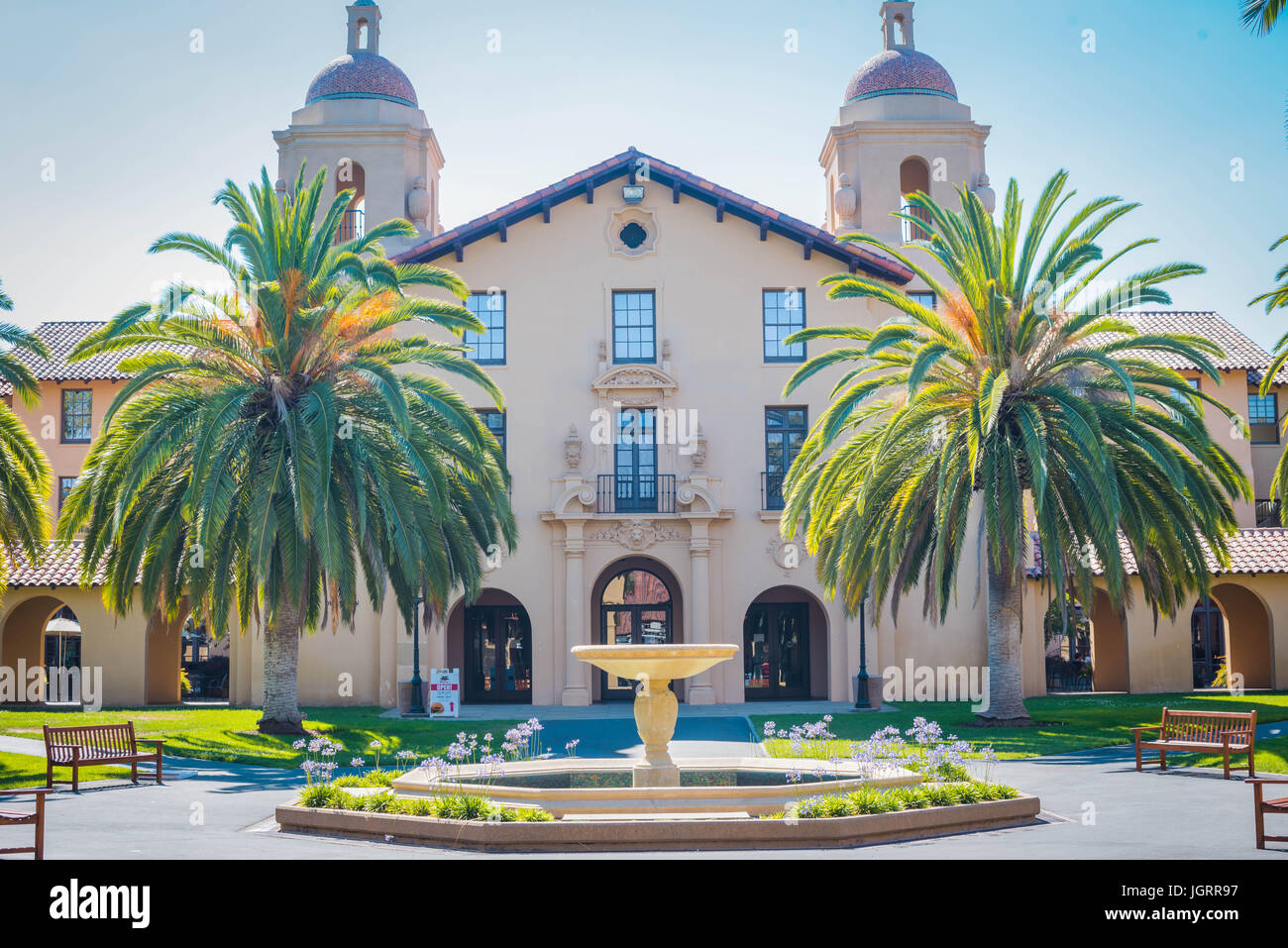 Eingang zum Campus der Stanford Universität vom Hof. Stanford University gehört zu den weltweit führenden Lehr- und Stockfoto