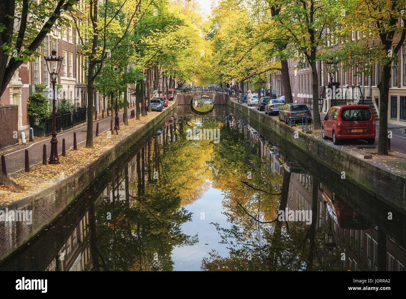 Amsterdam, Niederlande – 30. Oktober 2016: Der Kanal Oudezijds Achterburgwal im Rotlichtbezirk des Amsterdamer Zentrum Stockfoto