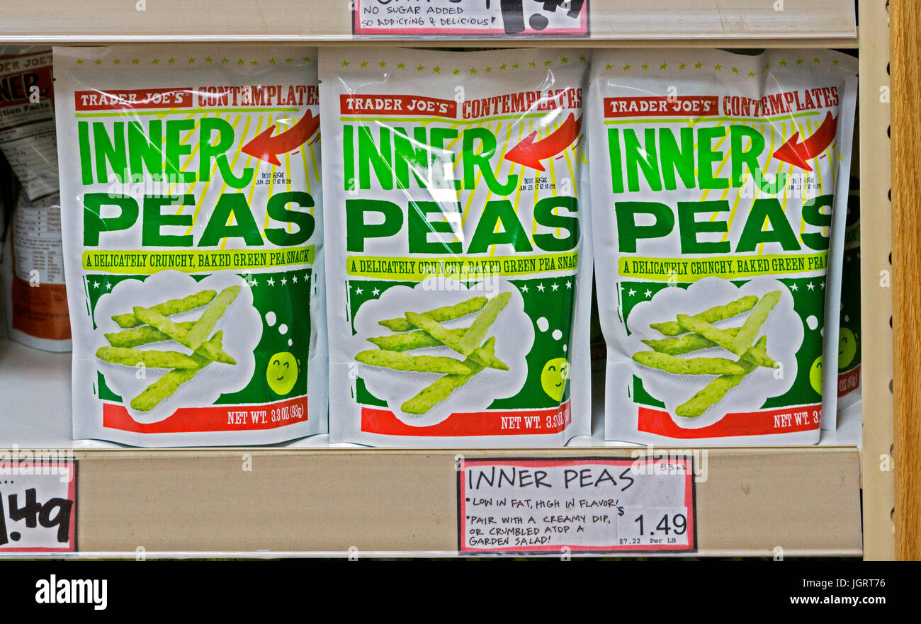 Taschen von ein Snack namens innere Erbsen, ein Wortspiel zu verkaufen bei Trader Joe's in Garden City, Long Island. Stockfoto