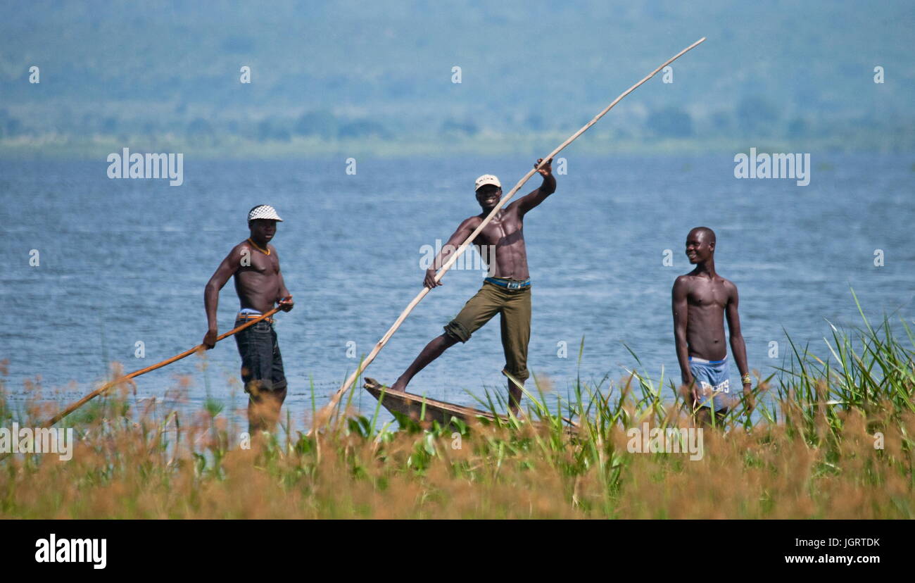 MURCHISON FALLS, Weißer Nil, UGANDA – 11. Juni 2012: Murchison fällt. Uganda. Fischer von der Dorf-Angeln auf dem Weißen Nil Stockfoto