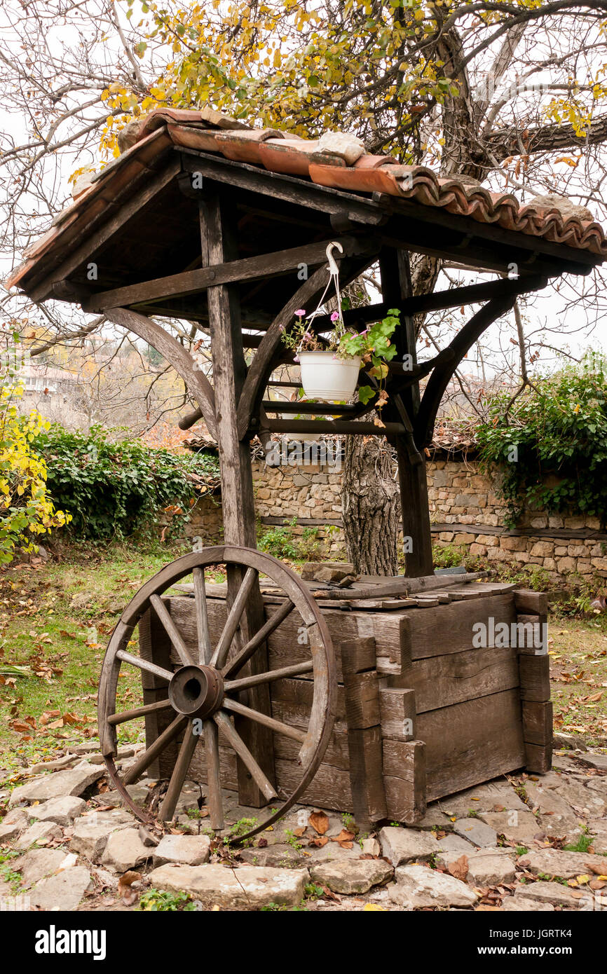 Wasser gut mit Ziegeldach im Garten ein typisches altes Haus in Svistov, Bulgarien Stockfoto