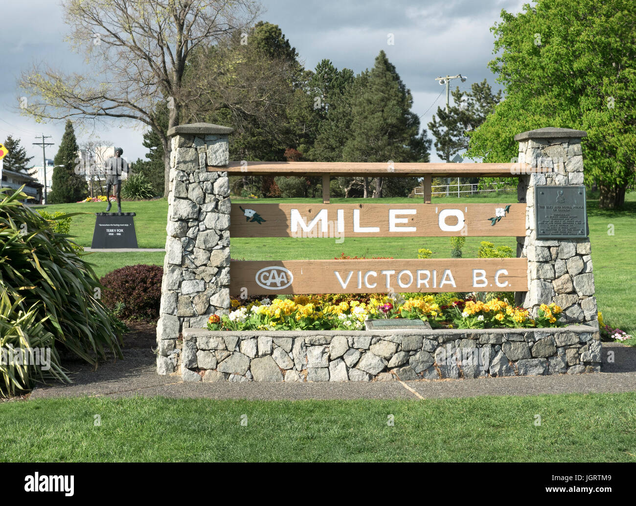 Die Meile 0 am Ende des Trans Canada Highway und eine Statue von Terry Fox im Hintergrund Victoria British Columbia Stockfoto