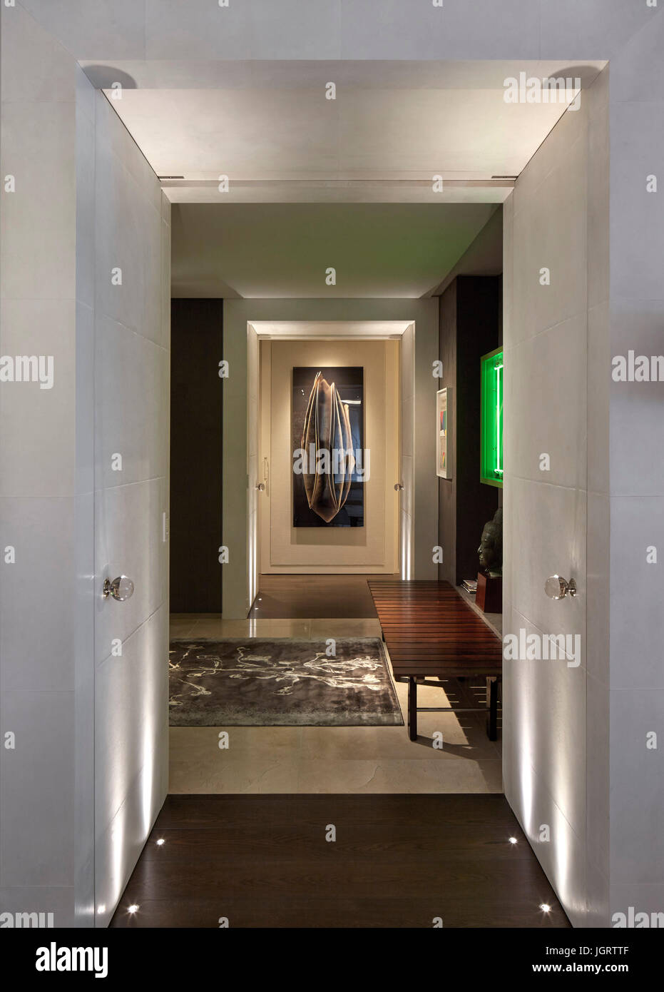 Blick Richtung Eingang Flur. Chelsea Embankment Apartment, London, Vereinigtes Königreich. Architekt: Foster Lomas, 2015. Stockfoto