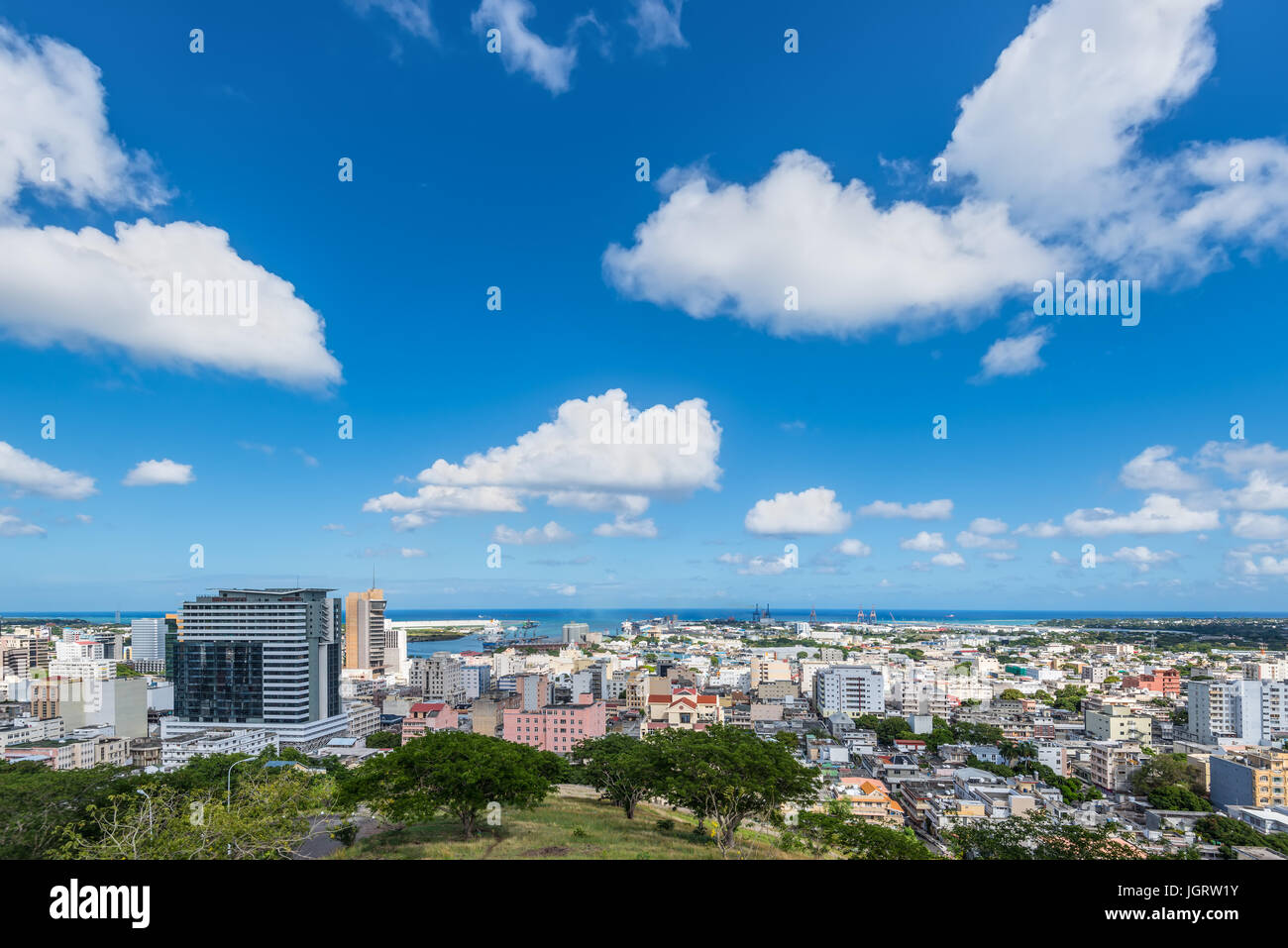 Skyline von Port Louis - gesehen von der Fort Adelaide entlang des Indischen Ozeans in der Hauptstadt von Mauritius Stockfoto