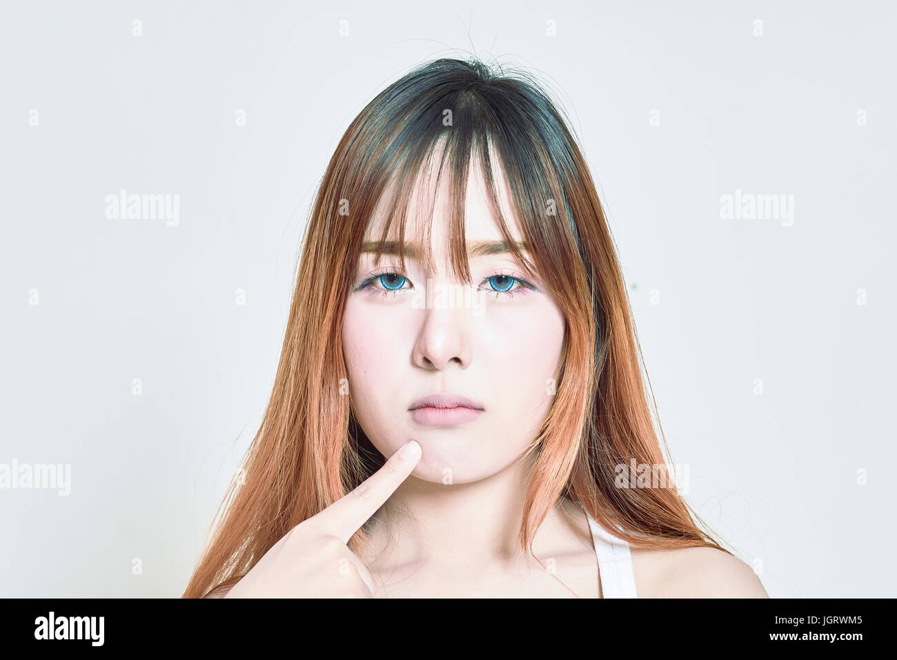 Asiatische Frau deutete Akne im Gesicht Stockfoto