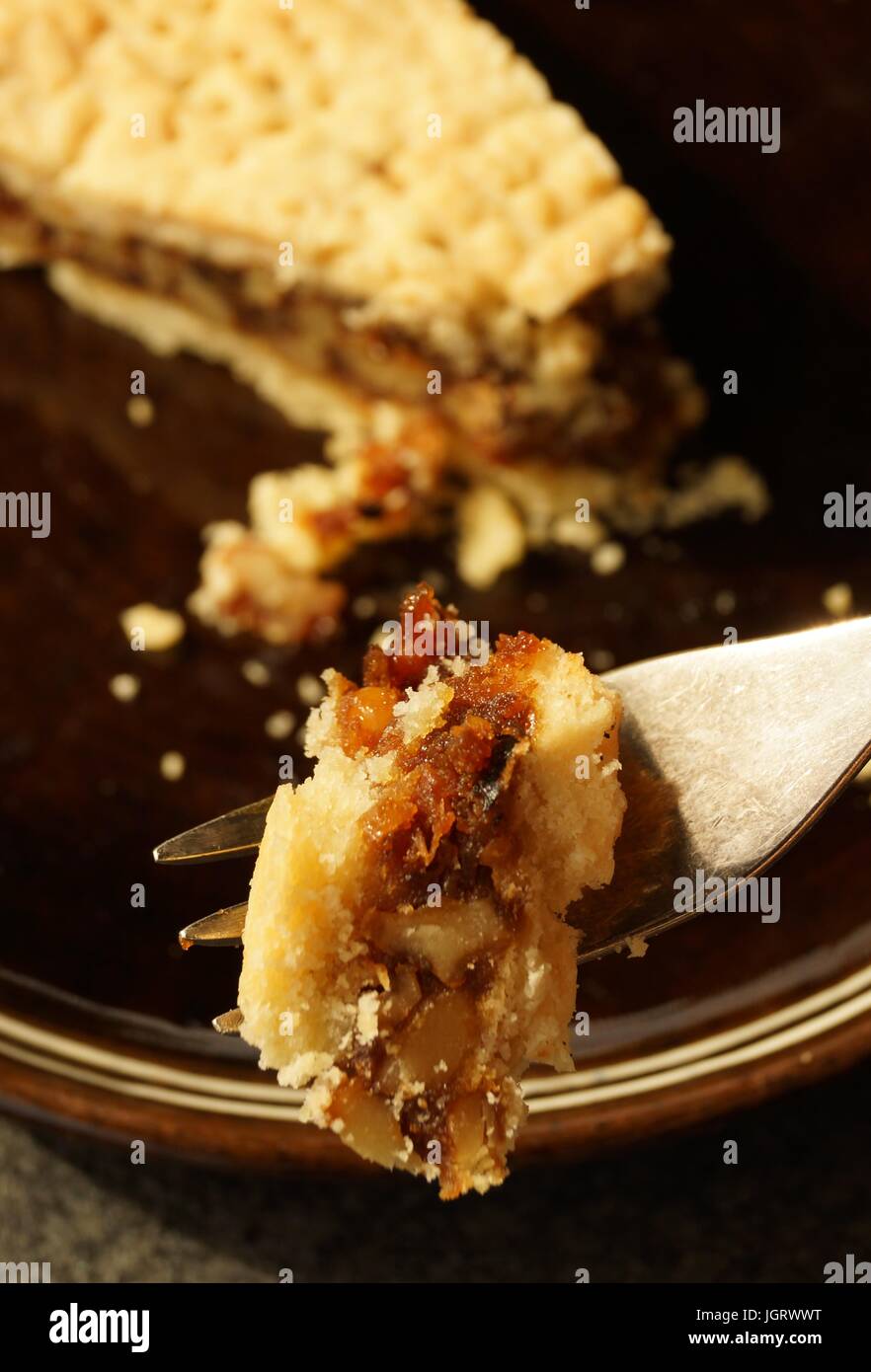 Eine krümelige Stück hausgemachten Kuchen essen Stockfoto