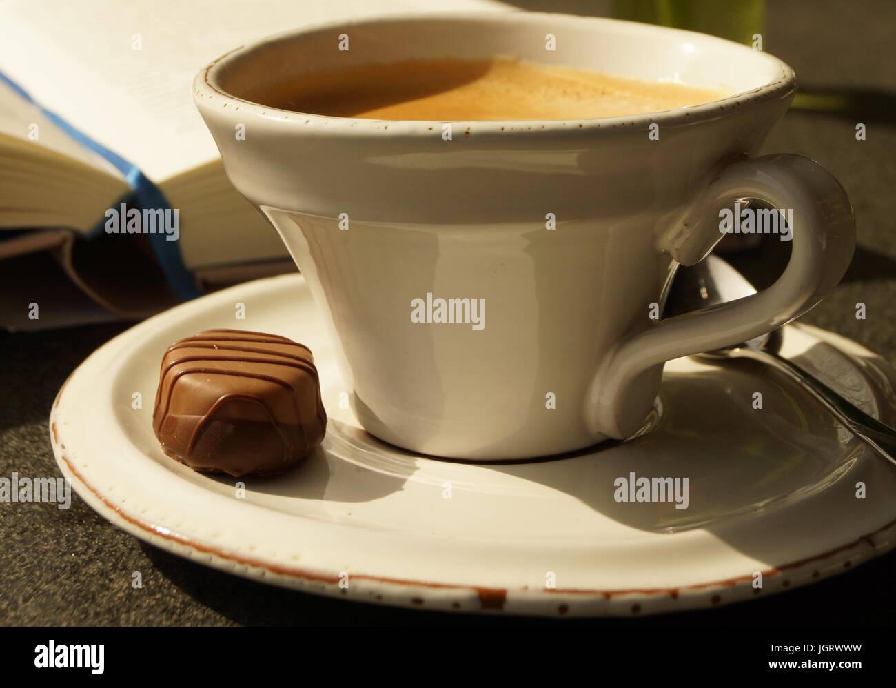 Haben Sie einen heißen Kaffee beim Lesen eines guten Buches Stockfoto