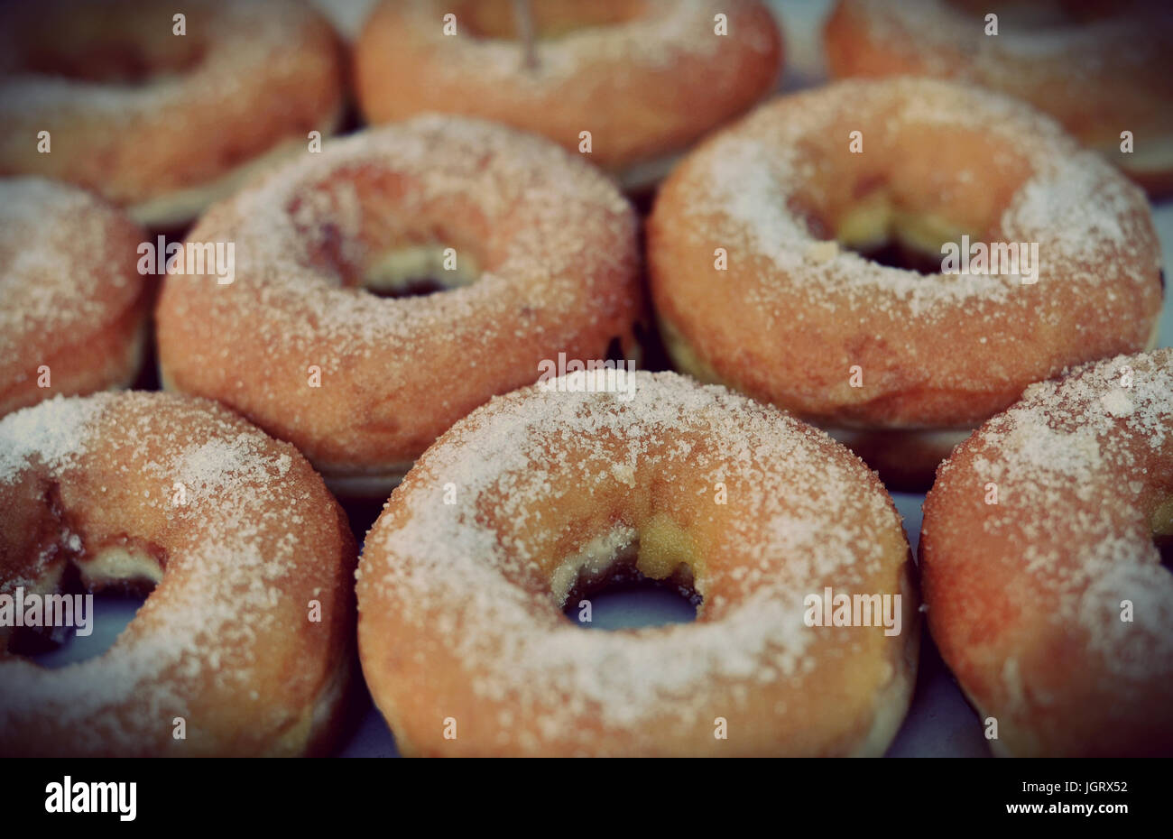 Hausgemachte bunte Donuts mit Schokolade und Zuckerguss Glasur, süß Puderzucker Zucker essen Stockfoto