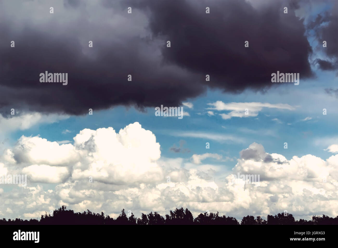 Ominösen Himmel mit schwarze Wolke und weiße Wolken über dem Wald in das Dorf. schneller Wechsel des Wetters. stark kontinentales Klima Sibiriens in Russi Stockfoto