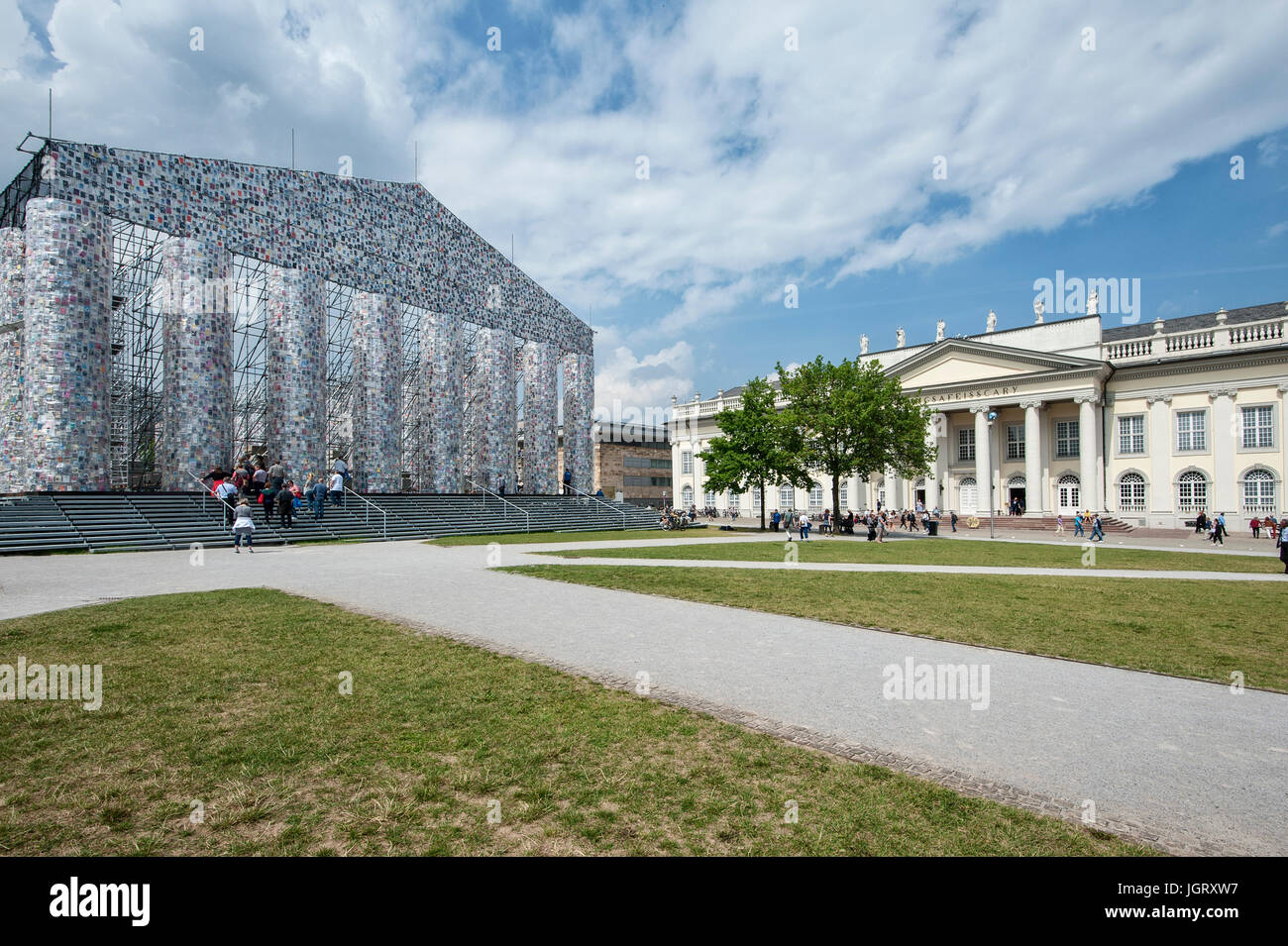 14 der Documenta in Kassel: Das Parthenon der BŸcher der KŸnstlerin Marta Minuj'n aus Argentinien Und Das Fridericianum, Auf Dem Friedrichsplatz. Stockfoto
