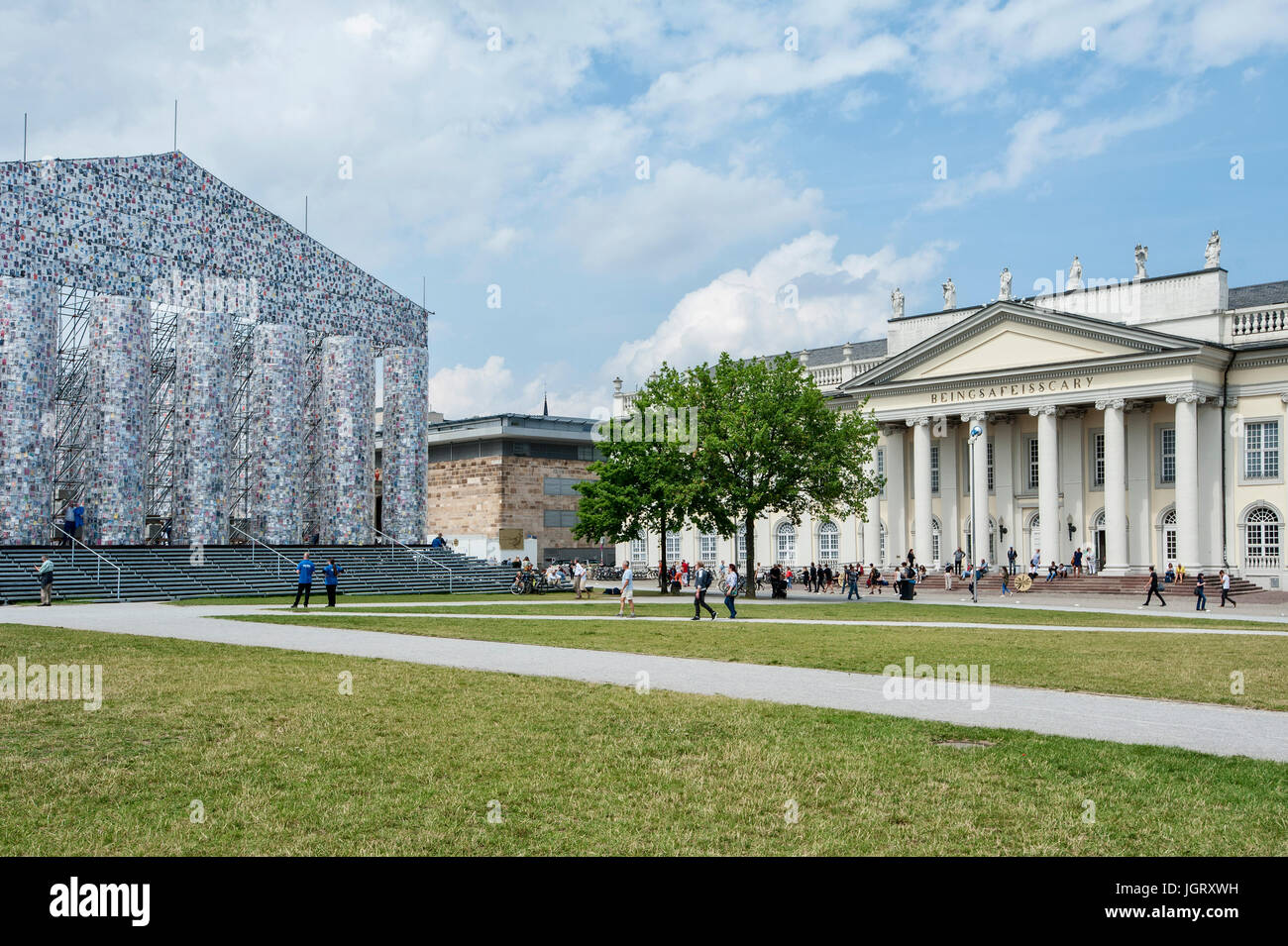 14 der Documenta in Kassel: Parthenon der Bücher von der Künstlerin Marta Minujin (Argentinien) und das Fridericianum auf dem Friedrichsplatz. Stockfoto