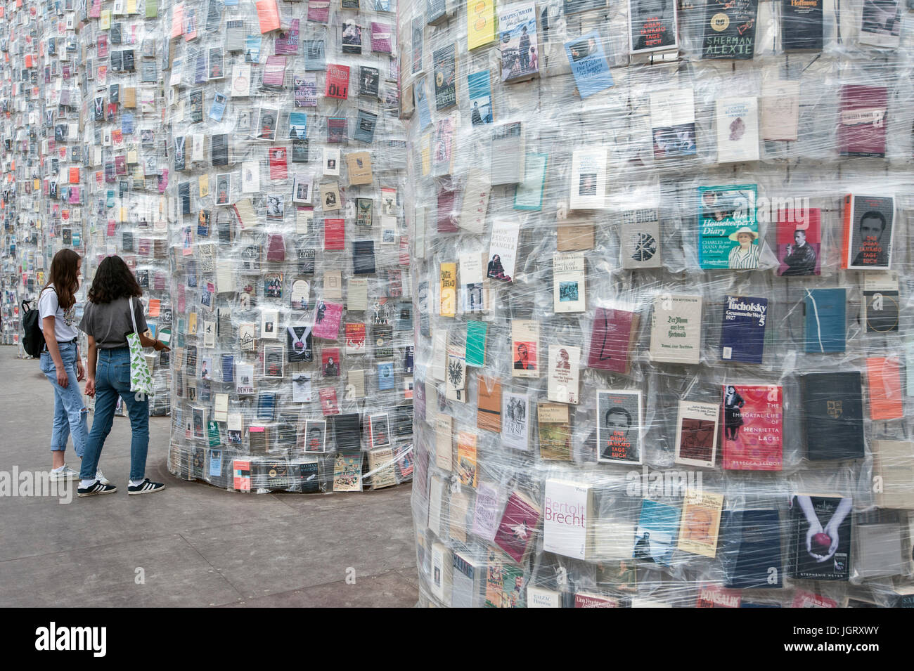 14 der Documenta in Kassel: Parthenon der Bücher von der Künstlerin Marta Minujin (Argentinien) auf dem Friedrichsplatz. Stockfoto