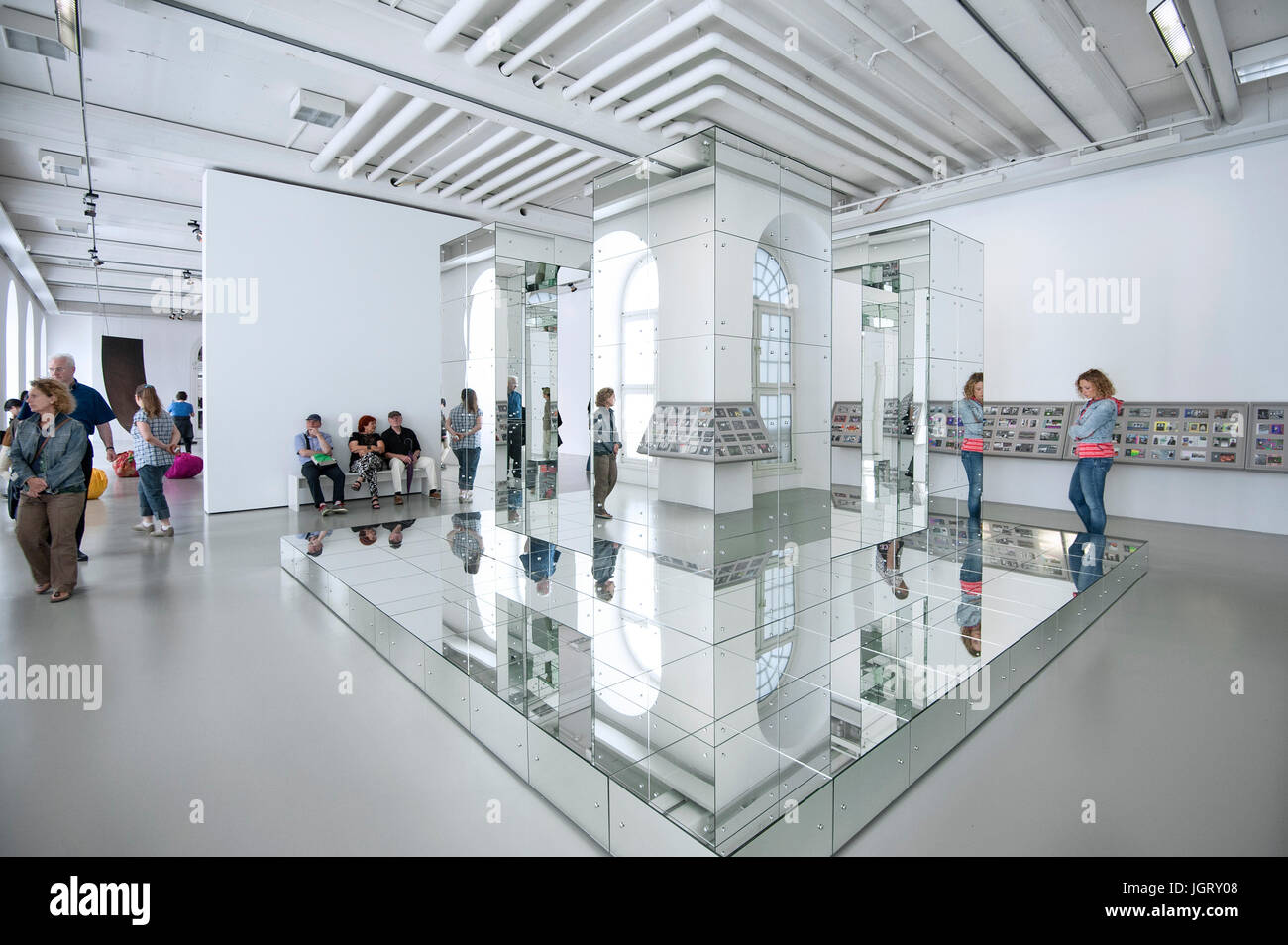 14 der Documenta in Kassel: Installation, hebräische umarmen, vom Künstler Lucas Samaras (Griechenland) am Fridericianum zu spiegeln. Stockfoto