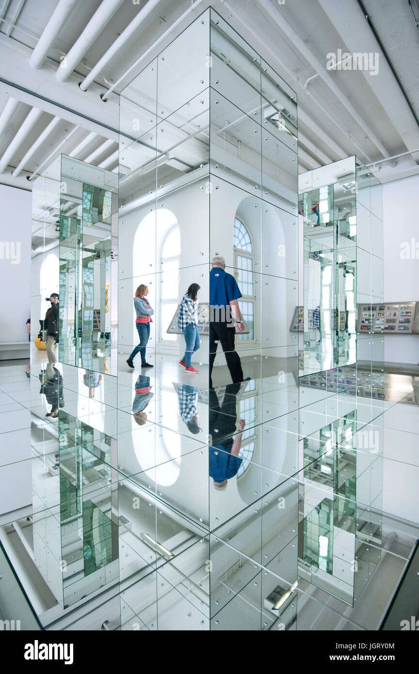 14 der Documenta in Kassel: Installation, hebräische umarmen, vom Künstler Lucas Samaras (Griechenland) am Fridericianum zu spiegeln. Stockfoto