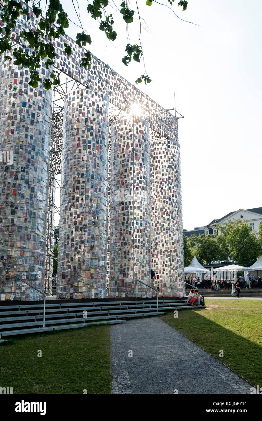 14 der Documenta in Kassel: Parthenon der Bücher von der Künstlerin Marta Minujin (Argentinien) auf dem Friedrichsplatz. Stockfoto