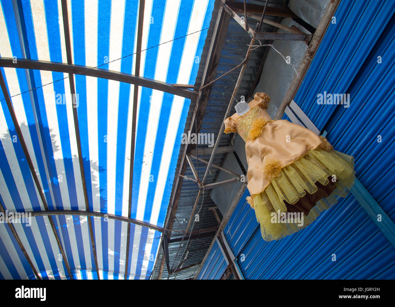 Kleid für Kinder hängen auf dem Dach eines Ladens in einem lokalen Markt, Gorno-Badakhshan autonome Region, Khorog, Tadschikistan Stockfoto