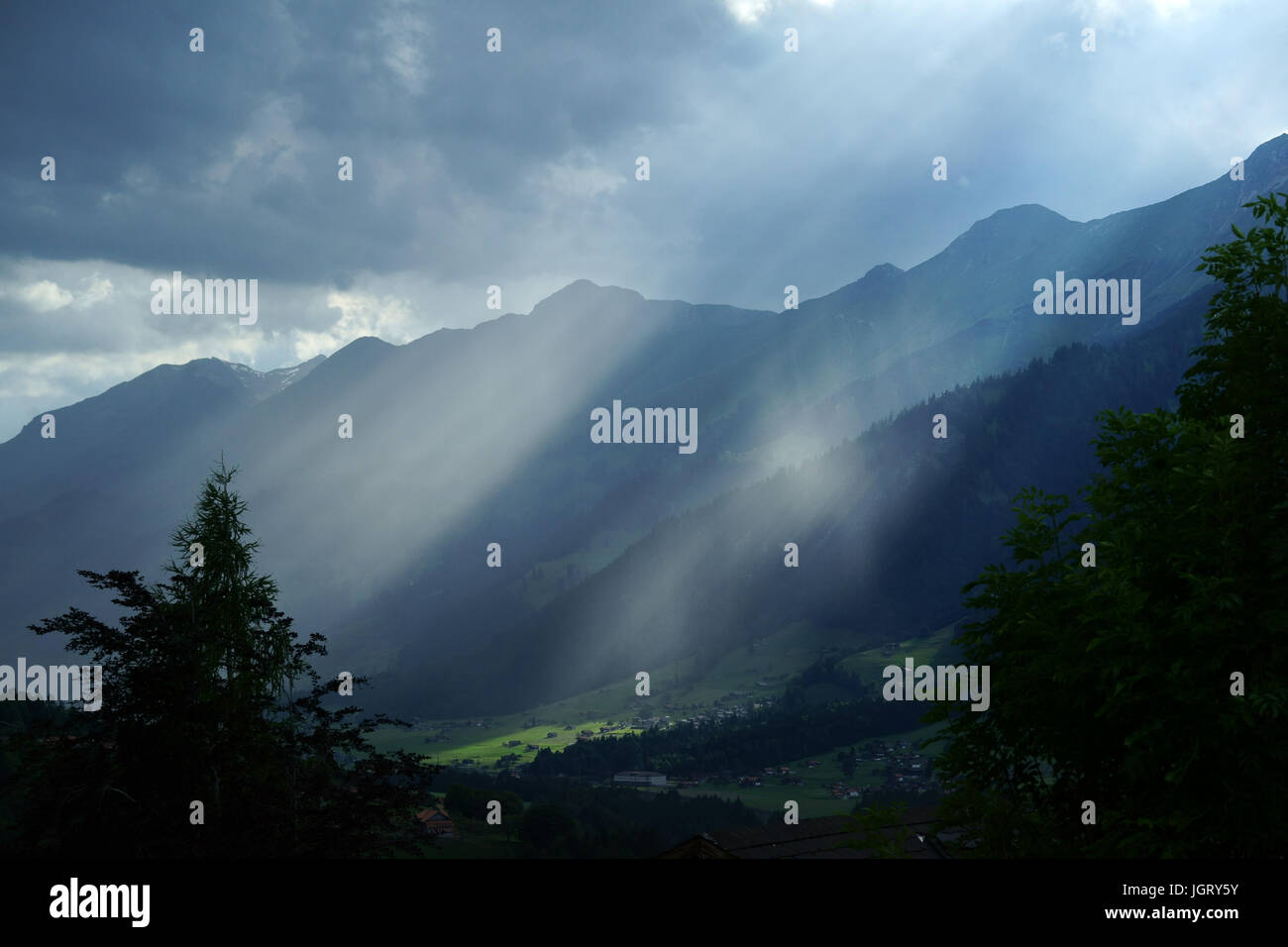 Rainshower schlagen Kandertal unter Niesen Bergkette, Berner Alpen. Schweiz Stockfoto