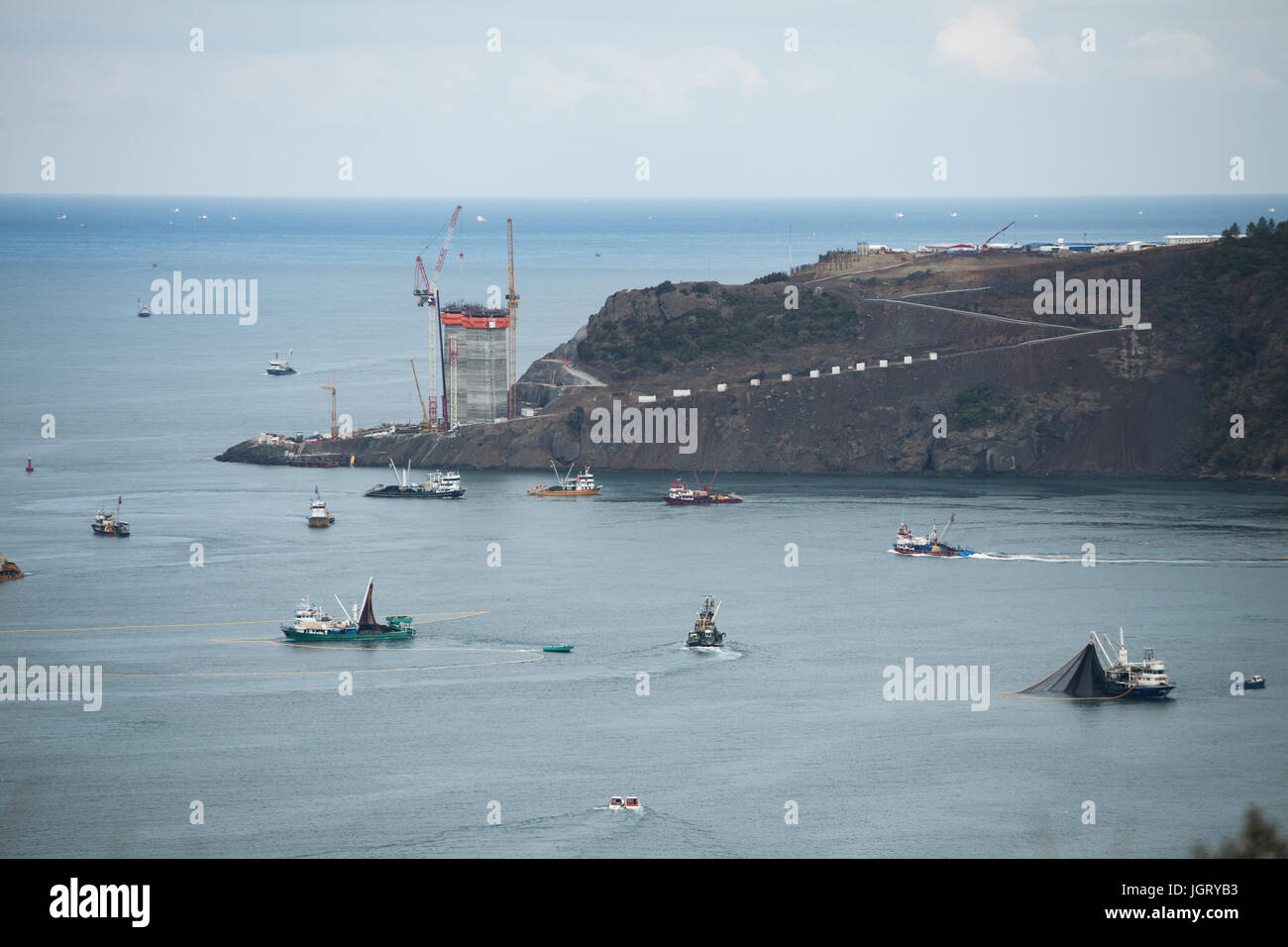 Fischerboot am Beginn der Fangsaison; Schwarzes Meer Eingang, Bosporus, Istanbul, Türkei; Stockfoto