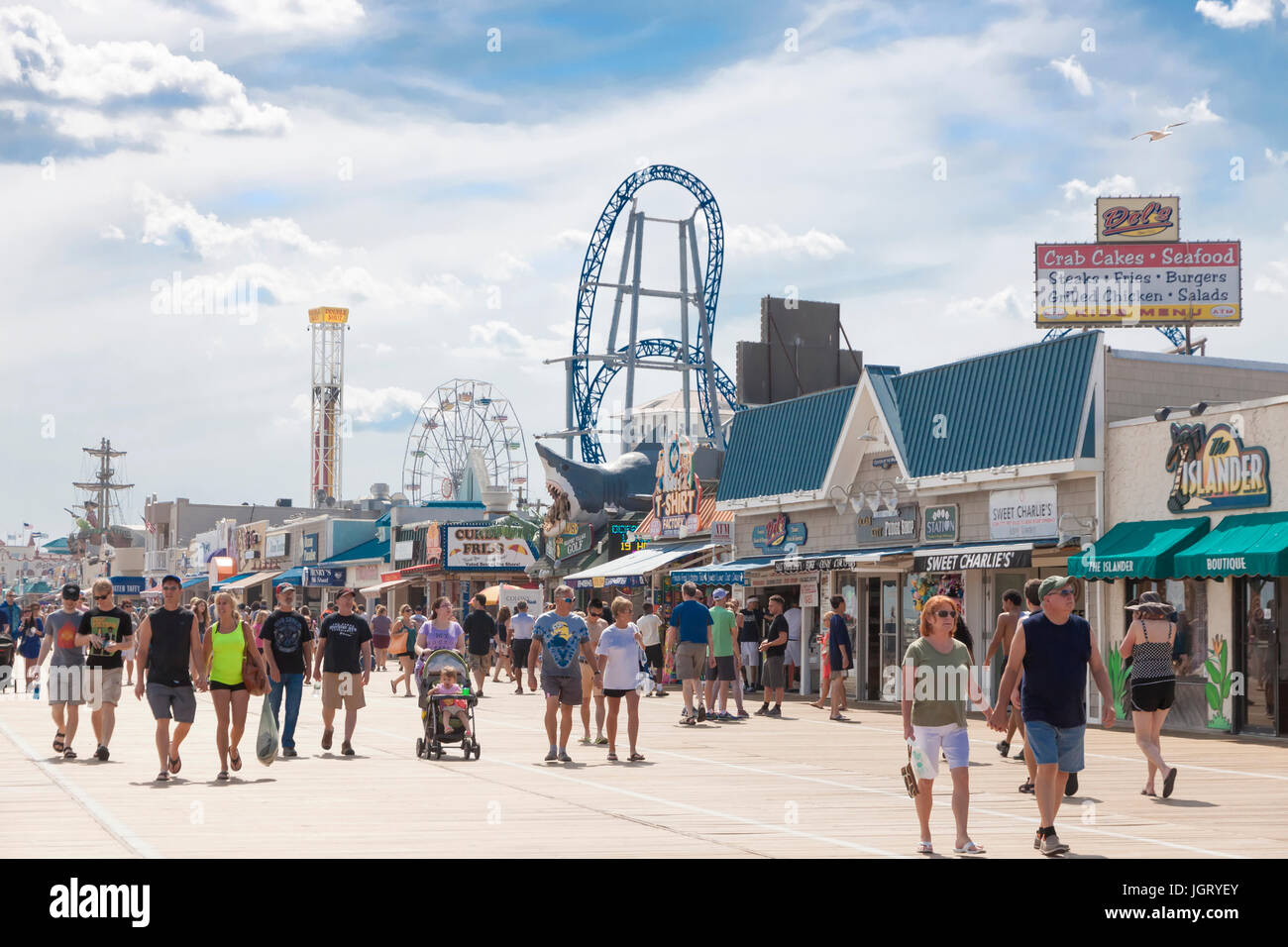 Menschen zu Fuß entlang der Strandpromenade in Ocean Front Stadt von Ocean City, New Jersey, USA. Stockfoto