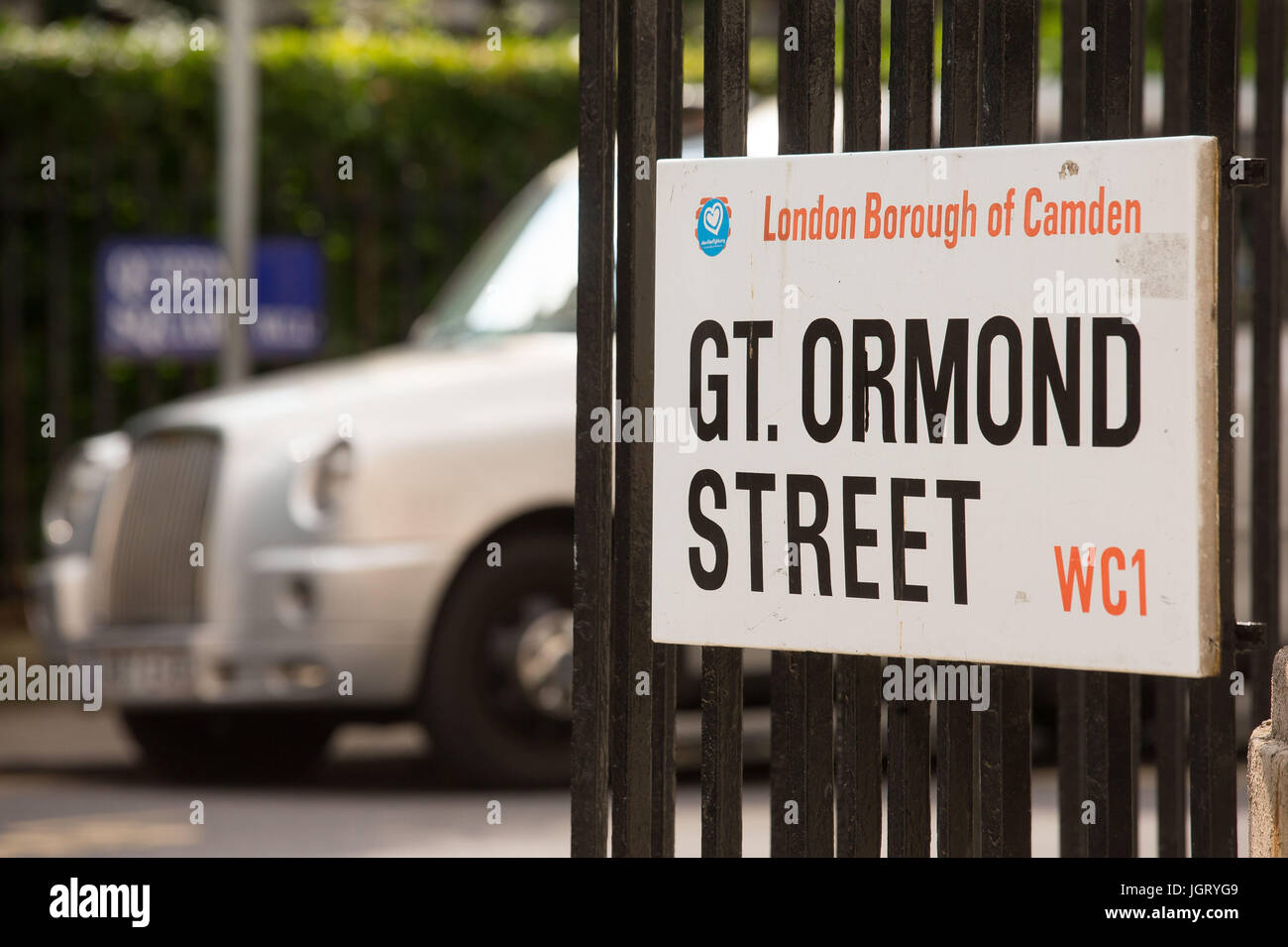 Allgemeine Ansicht GV des Great Ormond Street Straßenschild, London Borough of Camden. Stockfoto