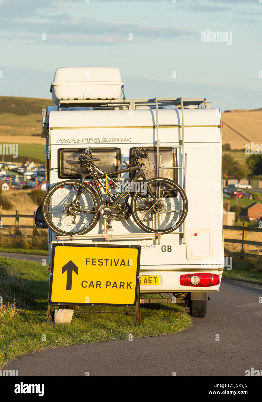 Wohnmobil mit Fahrrädern in der Nähe von Festival Parkplatz Zeichen. UK Stockfoto