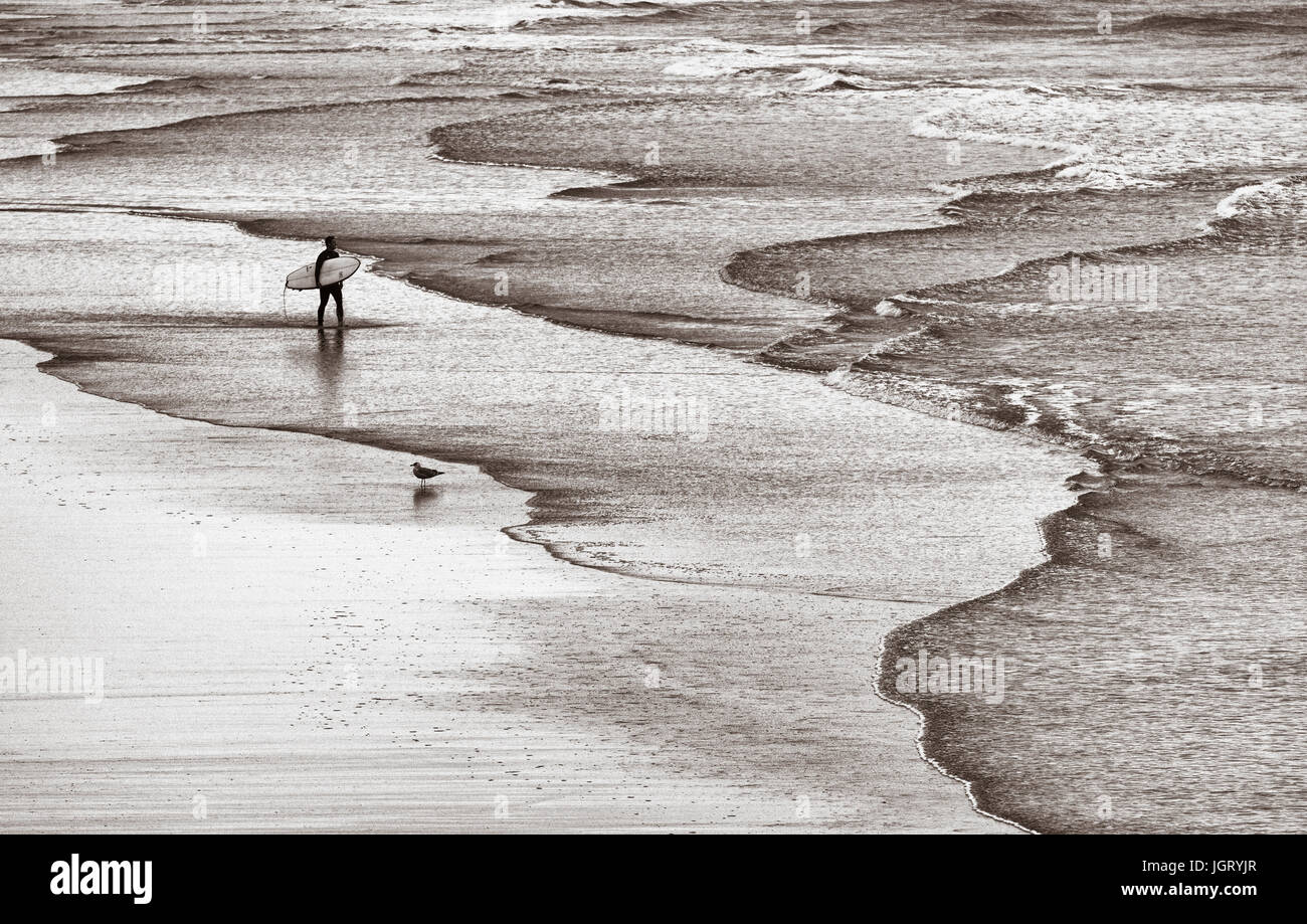 Surfer unterwegs im Saltburn am Meer, North Yorkshire, England. UK Stockfoto